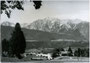 Burgruine Neu-Rettenberg in Kolsassberg gegen Karwendel von Südosten. Gelatinesilberab­zug 10 x 15 cm ohne Impressum um 1960.  Inv.-Nr. vu105gs00042