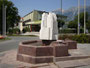 Sparkassenbrunnen (Sparkassenfiliale außerhalb des Bildfeldes) im Kreuzungsbereich Stadtgraben/Bruckergasse und dahinter Kolpinghaus mit einer Nah&Frisch-Filiale vom Handeslhaus Wedl in Mils. © Johann G. Mairhofer 2013.  Inv.-Nr. 1DSC07255