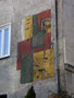 Sgraffito "Frau Hitt" von Helmut Millonig (geb. 1928 Wattens), Schüler von Fritz Wotruba und Herbert Böckl am Wohnhaus Höttinger Gasse Nr. 39 in Hötting, Stadtgemeinde Innsbruck. Digitalphoto; © Johann G. Mairhofer 2014.  Inv.-Nr. 2DSC01931