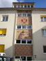 Stiegenhausfassade am Neutrakt vom Schülerheim des Tiroler Bauernbundes zum Bestand Ansitz Leopart (sog. Leopardischlössl) in Innsbruck-Pradl, Gabelsbergerstraße 3 (ex Egerdachstraße 13). Digitalphoto; © Johann G. Mairhofer 2011.  Inv.-Nr. 1DSC02366