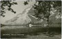 Castel Toblino am Lago di Toblino in Calavino im heutigen Gebiet der Comunità della Valle dei Laghi umrahmt von den Gardaseebergen. Gelatinesilberabzug 9 x 14 cm; Aufnahme: Sergio Perdomi, Trento um 1930.  Inv.-Nr. vu914gs00308