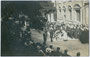 Empfang für den Thronfolger und späteren Kaiser Karl I. von Habsburg am Stiftsplatz in Hall in Tirol am 15. 6. 1915. Gelatinesilberabzug 9 x 14 cm; Impressum: A(lfred). Stockhammer, Hall in Tirol.  Inv.-Nr. vu914gs00062