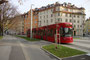 Triebwagen Bombardier Flexity Outlook C der IVB Linie 3 auf Bildbetrachter zu fahrend in der Defreggerstraße vor Anfahrt der Hst. Leipziger Platz in Pradl, Stadtgemeinde Innsbruck. Digitalphoto; © Johann G. Mairhofer 2014.  Inv.-Nr. 2DSC01905