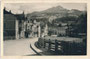 Bahnhofstraße in St. Johann in Tirol, Bzk. Kitzbühel und Aufnahmsgebäude der Salzburg-Tiroler-Bahn gegen Kitzbüheler Horn. Gelatinesilberabzug 9 x 14 cm; Verlag Hans Preck, St. Johann, postal. befördert 22.5.1944.  Inv.-Nr vu914gs01207