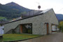 Bergseitiger Eingang vom Haus der Kultur - Dorfhaus (Arch. Andreas Flora, Innsbruck 2013) in St. Martin in Passeier, Bezirksgemeinschaft Burggrafenamt, Autonome Provinz Bozen-Südtirol. Digitalphoto; © Johann G. Mairhofer 2016.  Inv.-Nr. 2DSC05450