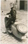 Junge Frau mit Lederjacke auf einem Motorroller IWL SR59 Mod. "Berlin" (Prod. 1959 bis 1963) aus den VEB Automobilwerken Ludwigsfelde (DDR). Gelatinesilberabzug 9 x 14 cm ohne Impressum (wohl Amateuraufnahme) um 1960.  Inv.-Nr. vu914gs01404