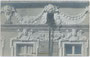 Fassadendetail vom ehemaligen Landesfürstlichen Regierungsgebäude, „Claudiana“ genannt in der Altstadt von Innsbruck, Herzog-Friedrich-Straße 3. Gelatinesilberabzug 9 x 14 cm; Impressum: A. Stockhammer, Hall in Tirol 1909.  Inv.-Nr. vu914gs00467