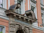 Portalaufsatz mit Voluten im Mittelrisalit vom Akademischen Gymnasium in Innsbruck, Innere Stadt, Angerzellgasse 14 (errichtet 1909/10 nach Plänen von Philipp Mitzka). Digitalphoto, © Johann G. Mairhofer 2012.  Inv.-Nr. 1DSC04253