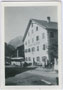 Omnibus der Österr. Post- und Telegraphenverwaltung beim ehemaligen Gasthof "zum Goldenen Löwen" in St. Johann in Tirol, heute Seniorenresidenz. Gelatinesilberabzug 4,5 x 6 cm, wohl Amateuraufnahme um 1935.  Inv.-Nr. vu456gs00001