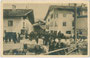 Viehmarkt in Sarnthein, Gde. und zugl. Gbz. Sarnthal, Bzk. Bozen, Gefürst. Grafsch. Tirol (heute Bez.gem. Salten-Schlern, Südtirol). Gelatinesilberabzug 9 x 14 cm; Aufn./Vlg: Franz Gaensbacher, Sarnthein/Joh. F. Amonn, Bozen 1911.  Inv.-Nr. vu914gs00720