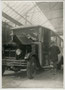Chauffeur in berufstypischer Kleidung mit Omnibus der Österr. Saurer-Werke der Baujahre nach dem Ersten Weltkrieg. Gelatinesilberabzug 9 x 12 cm ohne Impressum (wohl Amateuraufnahme) um 1925.  Inv.-Nr. vu912gs00022