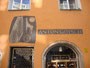 Sgraffito am Haus der Firma Anton Götsch, Mehlniederlage der Kunstmühle Anton Rauch (heute Gastronomiebedarf Andreas Götsch) in der Altstadt von Innsbruck, Kiebachgasse 6. Digitalphoto; © Johann G. Mairhofer 2012.  Inv.-Nr. 1DSC05235