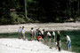 Wanderer bei Abkühlung der Füße im Hintersteiner See, Gemeinde Scheffau am Wilden Kaiser, Bezirk Kufstein, Tirol. Farbdiapositiv 24 x 36 mm (Kleinbildformat); © Johann G. Mairhofer 1982.