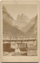 Die Drei Zinnen in den Sextner Dolomiten der Südlichen Ostalpen (AVE 52) und Rienzbrücke im Rienztal aus. Albuminabzug auf Untersatzkarton 10.6 x 6,6 cm (Visit-Format); Impressum: Bernhard JOHANNES, Partenkirchen um 1877.  Inv.-Nr. vu-VIS-00267
