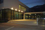 Volksschule Reichenau, Wörndlestraße Nr. 3, Innsbruck-Reichenau errichtet nach Plänen von Arch. Dipl.-Ing. Thomas Schnizer (Eröffnung 2011) gegen die Nordkette bei Nacht. Digitalphoto © Johann G. Mairhofer 2013.  Inv.-Nr. 1DSC04636