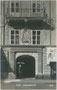 Portal vom 1700 von den Gumpp barockisierten Ansitz Wolkenburg (seit 1804 als Palais Trapp bezeichnet) in Innsbruck, Maria-Theresien-Straße 38. Gelatinesilberabzug 9 x 14 cm; Impressum: A(lfred). Stockhammer, Hall in Tirol 1910.  Inv.-Nr. vu914gs00482