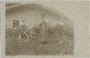 Sennerin in Arbeitsschürze und Besucher auf einer nicht bezeichneten Alm wohl im Raum Tirol oder Oberbayern. Gelatinesilberabzug 9 x 14 cm ohne Impressum (wohl Amateuraufnahme) um 1910.  Inv.-Nr. vu914gs00699
