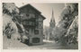 Ehem. Kuranstalt Wiesenhof für Solekuranwendungen und die Kapelle zum Hl. Martin in Gnadenwald nahe Hall in Tirol (Bzk. Innsbruck-Land). Gelatinesilberabzug 9 x 14 cm; Impressum: A(lfred). Stockhammer (1868-1929), Kurort Hall, Tirol.  Inv.-Nr. vu914gs0140