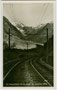 Schienentrasse der Brennerbahn bei St. Jodok im Valser Tal, Bzk. Innsbruck-Land, Tirol um 1940. Gelatinesilberabzug 9 x 14 cm, Impressum: Tiroler Kunstverlag Chizzali, Innsbruck; postalisch befördert 1934).  Inv.-Nr. vu914gs00031