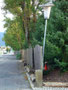 Kesse Laterne! Wohl von einem Kraftfahrzeug touchierte Straßenbeleuchtung am Achenweg nächst dem Bahnhof von Kitzbühel, Tirol. Digitalphoto; © Johann G. Mairhofer 2015.  Inv.-Nr. 2DSC03006