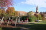 Spielanlage u.a. mit Schaukelgerüst im Rapoldipark an der Körnerstraße und die neo-romanische Pfarrkirche U.L.F. Mariae Empfängnis in Pradl, Stadtgemeinde Innsbruck. Digitalphoto; © Johann G. Mairhofer 2011.  Inv.-Nr. 1DSC02267