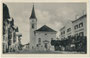 Gasthof "Alte Post", Pfarrkirche St. Laurentius und Gasthof "Neue Post" (v.l.n.r.) am Kirchplatz (heute: Andreas-Hofer-Platz) in Wörgl, Bzk. Kufstein, Tirol. Lichtdruck 9 x 14 cm; Aufnahme/Verlag: Rud(olf). Berger, Wörgl um 1915. Inv.-Nr. vu914ld00332