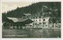 Hotel und Gaststätte „Scholastika“ mit Strandcafé und Schiffsanleger am Ostufer vom Achensee, Bzk. Schwaz, Tirol. Gelatinesilberabzug 9 x 14 cm; Impressum: C(lemens). Lindpaintner, Innsbruck um 1930.  Inv.-Nr. vu914gs00230