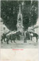 Bauernkinder beim Tränken von Fleckvieh, Pustertaler Sprinze und Fohlen beim Marienbrunnen in Niederdorf im Pustertal, Südtirol. Lichtdruck 9 x 14 cm; Impressum: Verlag G. Ebner ohne Ortsangabe; postalisch befördert 1907.  Inv.-Nr. vu914ld00218