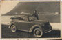 Jungherr mit einem Opel Olympia (Markteinführung 1935) der Bauart "Coupè-Cabriolet" am Achensee, bez.: "Zur Erinnerung an meinen Urlaub im Juli 1939." Gelatinesilberabzug 9 x 14 cm; Amateuraufnahme. Inv.-Nr. vu914gs00014 