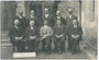 Sozialistische Gemeinderatsfraktion der im Jahr 1923 zur Stadt erhobenen Marktgemeinde Landeck, Tirol der Jahre 1922 bis 1928. Impressum: Alfred Löbel, Hotel Post, Landeck – Aufnahmejahr nicht bezeichnet.  Inv.-Nr. vu914gs00867