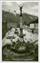 Südtiroler Platz (vormals Bahnhofplatz) mit dem Vereinigungsbrunnen zur Erinnerung an die Eingemeindung von Wilten und Pradl. Gelatinesilberabzug 9 x 14 cm; Impressum: Karl Redlich Innsbruck um 1935.  Inv.-Nr. vu914gs00556