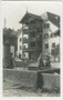 Ansitz Waidburg - heute Gemeindeamt – mit mehrgeschoßiger offener Veranda und Dorfbrunnen in Natters, Gbz. Innsbruck, Bzk. Innsbruck-Land, Tirol. Gelatinesilberabzug 9 x 14 cm; A(lfred) Stockhammer, Hall in Tirol 1927.  Inv.-Nr. vu914gs00370