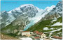 Kaserne (links) und Hotel FRANZENSHÖHE (rechts) an der Stilfserjochstraße auf Seehöhe 2.188m gegen Ortler. Photochromdruck 9 x 14 cm; Impressum: Joh(ann). F(ilibert). Amonn, Bozen um 1907.  Inv.-Nr. vu914pcd00236