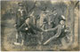 Demonstration des Fingerhakelns, eines u.a. im bayerisch-tirolischen Grenzgebiet im bäuerlichen Milieu verbreiteten Kraftsports. Gelatinesilberabzug 9 x 14 cm ohne Impressum.  Inv.-Nr. vu914gs00237