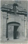 Hauptportal vom hochbarocken Ansitz Augenweydstein (seit 1840 Gasthof „zum Riesen Haymon“), erbaut 1679 von den Grafen Lodron. Gelatinesilberabzug 9 x 14 cm; Aufnahme und Verlag A(lfred). Stockhammer, Hall in Tirol 1909.  Inv.-Nr. vu914gs00500