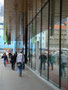 Spiegelnde Schaufensterflucht vom PEMA-Haus in der Ostflanke der Brunecker Straße (Hausnummer 3) in Innsbruck, Innere Stadt in unmittelbarer Nähe zum Hauptbahnhof. Digitalphoto; © Johann G. Mairhofer 2013.  Inv.-Nr. 1DSC06416