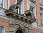 Geschwungener, gesprengter Giebel mit Voluten im Risalit des 1909/10 errichteten Akademischen Gymnasiums (Planung: Philipp Mitzka) in Innsbruck, Angerzellgasse 14. Digitalphoto, © Johann G. Mairhofer 2012.  Inv.-Nr. 1DSC04253
