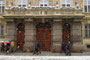 Portale zwischen abfallenden Pfeilern und Balustrade vom Alten Landhaus (ehem. Ständehaus), Maria-Theresien-Str. 43; errichtet 1725/31 von Baumeister Georg Anton Gumpp (1682-1754). Digitalphoto; © Johann G. Mairhofer 2011.  Inv.-Nr. 1DSC02540