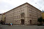 Volksschule und Kindergarten Wilten-West (ursprünglich Mädchenvolksschule) Franz-Fischer-Straße 38 im Bauzustand seit dem Wiederaufbau 1949 nach Zerstörung im Zweiten Weltkrieg. Digitalphoto, © Johann G. Mairhofer 2011.  Inv.-Nr. 1DSC01585
