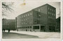 Haupthaus des Landeskrankenhauses, heute HNO-Klinik in Innsbruck, Innere Stadt, Innrain 47; erbaut 1933, Planung: Arch. Adalbert und Walter FRITZ. Gelatinesilberabzug 9 x 14 cm; Aufnahme/Verlag Ad(olf). Künz, Innsbruck.  Inv.-Nr. vu914gs00757