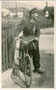 Zusteller der Österreichischen Post- und Telegraphenverwaltung mit Dienstfahrrad. Gelatinesilberabzug 9 x 14 cm, ohne Urhebernachweis (wohl Amateuraufnahme), um 1955.  Inv.-Nr. vu914gs00079