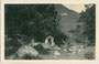 Schloss Tirol in Dorf Tirol, ab 1919 Venezia Tridentina (heutige autonome Provinzen Trentino und Bozen-Südtirol). Gelatinesilberabzug 9 x 14 cm; Kilophot, Wien XIX., Muthgasse 61a Nr. 20587; wohl 1920 herausgegeben.  Inv.-Nr. vu914gs00202