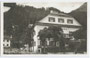 Gasthof „zur Post“ in Elbigenalp im Lechtal, Bzk. Reutte, Tirol; ehem. Quartier der Königin Maria von Bayern (1825-1889). Gelatinesilberabzug 9 x 14 cm; Impressum: L. Pfleghaar, Sonthofen im bayer. Allgäu; postalisch befördert 1928. Inv.-Nr. vu914gs00336