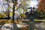 Trinkwasserbrunnen im Grüngürtel Reichenau West in Innsbruck, im Hintergrund das Ärztehaus mit Reichenauer Apotheke, Gutshofweg 2. Digitalphoto; © Johann G. Mairhofer 2011.  Inv.-Nr. 1DSC02329