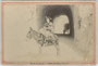 Landfrau von der Cote d´Azur unterwegs auf ihrem Arbeits- und Reitesel. Albuminabzug auf Untersatzkarton 10,6 x 11,6 cm (Cabinetformat), wohl als Souvenierphoto in Vertrieb gebracht worden, ohne Urhebernachweis um 1880.  Inv.-Nr. vuCAB-00038