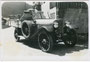 Pritschenlastwagen auf Basis eines Personenwagens unbestimmten Fabrikats eines Pendeltransportunternehmens, bez.: "Scharnitz - Innsbruck 1931." Gelatinesilberabzug 6 x 9 cm, wohl Amateuraufnahme.  Inv.-Nr. vu609gs00009