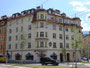 Zweiflügeliger, viergeschoßiger Doppelflügelbau zwischen zusammenführender Defreggerstraße vorne und Amraser Straße hinten in Pradl, Stadtgemeinde Innsbruck. Digitalphoto; © Johann G. Mairhofer 2013.  Inv.-Nr. 1DSC00377