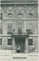Fassadenausschnitt der nach Plänen von Joh. M. Gumpp d. Ä. ab 1679 errichteten barocken Palastanlage Fugger-Taxis in Innsbruck, Maria-Theresien-Str. 45. Gelatinesilberabzug 9 x 14 cm; A(lfred). Stockhammer, Hall 1909.  Inv.-Nr. vu914gs00478