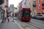 Triebwagen der IVB Linie 3 an der Haltestelle Defreggerstraße in der Pradler Straße (dieser Streckenabschnitt inzw. aufgelassen) in Fahrt auf Bildbetrachter zu Richtung Höttinger Au. Digitalphoto; © Johann G. Mairhofer 2013; Inv.-Nr. 1DSC06946