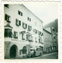 Gasthof Ledererbräu (heute Lederer Brauhaus) mit Bushaltestelle in der Bienerstraße 84 in Rattenberg, Tirol, Gelatinesilberabzug 6 x 6 cm ohne Impressum (Amateuraufnahme) 1952.  Inv.-Nr. vu606gs00005
